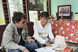 Nhà báo Trần Mai Hạnh, nguyên phóng viên Thông tấn xã Việt Nam (trái) trong chuyến thăm đồng nghiệp cũ tại Phan Thiết. (Ảnh: Nhà báo Trần Mai Hưởng cung cấp)