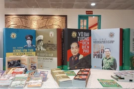 Nhóm sách bao gồm những hồi ký, hồi ức của các tướng lĩnh nổi tiếng đã từng trực tiếp tham gia chỉ huy Chiến dịch Điện Biên Phủ. (Ảnh: PV/Vietnam+)