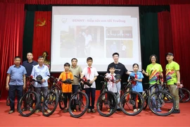 CLB Sách Vùng Cao, Công ty Benny, Ca sỹ Erik trao thưởng xe đạp cho 16 em học sinh giỏi vượt khó. (Ảnh: CLB Sách Vùng Cao cung cấp) 