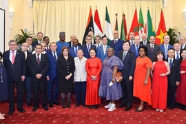 Lãnh đạo Bộ Ngoại giao và Đại sứ các nước Châu Phi chụp ảnh lưu niệm tại Lễ kỷ niệm Ngày châu Phi 2023. (Ảnh: BNG)