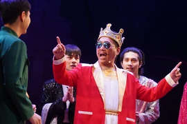 Vở kịch “Bộ quần áo mới của hoàng đế” do các nghệ sỹ Nhà hát Kịch Việt Nam thể hiện. (Ảnh: PV/Vietnam+)
