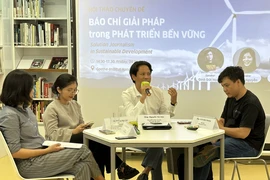 Đạo diễn, Nghệ sỹ Ưu tú Nguyễn Tài Văn (thứ ba từ trái sang) tham gia hội thảo về báo chí giải pháp. (Ảnh: PV/Vietnam+)