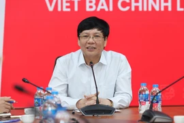 Nhà báo Hồ Quang Lợi trao đổi nghiệp vụ về báo chí chính luận tại Báo Điện tử VietnamPlus. (Ảnh: Minh Sơn/Vietnam+)
