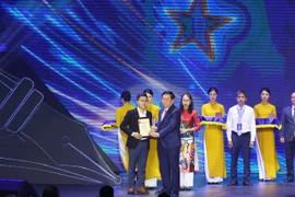 Tác giả Võ Mạnh Hùng, Báo Điện tử VietnamPlus được trao giải A. (Ảnh: Hoài Nam/Vietnam+)