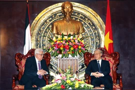 Tổng Bí thư Nguyễn Phú Trọng trên cương vị là Chủ tịch Quốc hội đón tiếp Tổng thống Palestine Mahmoud Abbas tại Hà Nội ngày 24/5/2010. (Ảnh: TTXVN)