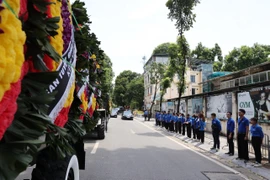 Người dân chờ tiễn biệt Tổng Bí thư Nguyễn Phú Trọng về nơi an nghỉ cuối cùng