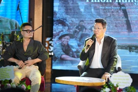 Nhạc sỹ Kiên Ninh (trái) và Nghệ sỹ Nhân dân Quốc Hưng chia sẻ về sản phẩm âm nhạc chung. (Ảnh: PV/Vietnam+)