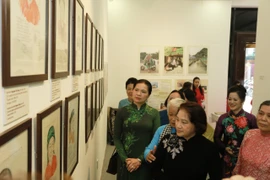 Nguyên Chủ tịch Quốc hội Nguyễn Thị Kim Ngân cùng các đại biểu tham quan triển lãm. (Ảnh: PV/Vietnam+)