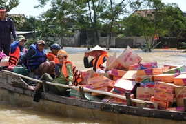 Với truyền thống tương thân tương ái, người dân ở khắp cả nước đang hướng về đồng bào bị lũ lụt ở miền Bắc. (Ảnh minh họa: Thành Đạt/TTXVN)