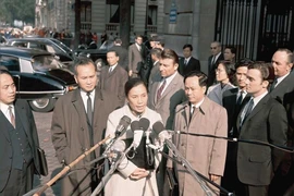 Nhà báo, nhà ngoại giao Lý Văn Sáu (thứ hai, từ phải sang) tại Paris (Pháp). (Ảnh: Getty)