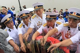 Những cựu chiến binh tàu "Không số" thắp nén hương tri ân các đồng đội đã hy sinh tại đài tưởng niệm Bến tàu không số K15, Đồ Sơn, Hải Phòng. (Ảnh: Thế Duyệt/TTXVN)