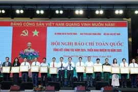 Phó Tổng Giám đốc Thông tấn xã Việt Nam Nguyễn Thị Sự (thứ ba từ trái sang) nhận Bằng khen của đơn vị tại Hội nghị Báo chí Toàn quốc. (Ảnh: Thanh Liêm/Vietnam+)