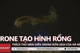 Khách quốc tế thích thú với hình tượng rồng trong màn diễn drone của Hà Nội 
