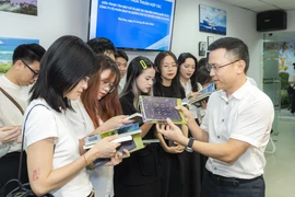 Cục trưởng Cục Thông tin Đối ngoại Phạm Anh Tuấn với các bạn trẻ thuộc Schannel. (Ảnh: CTV/Vietnam+)