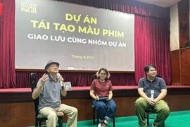 Đạo diễn, Nghệ sỹ Nhân dân Trần Văn Thủy và hai bạn trẻ Thanh Uyên, Hồng Quang của dự án tái tạo màu tự nhiên phim "Hà Nội trong mắt ai." (Ảnh: NVCC)