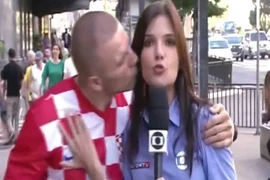 Nữ phóng viên bất ngờ bị hôn khi làm truyền hình trực tiếp 