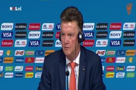 HLV Van Gaal khó chịu khi được hỏi về M.U ở World Cup