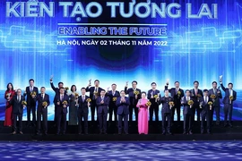 Thủ tướng Phạm Minh Chính trao biểu trưng vinh danh các doanh nghiệp có sản phẩm đạt Thương hiệu Quốc gia Việt Nam năm 2022. (Ảnh: TTXVN)