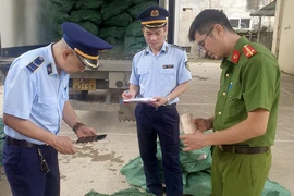 Lực lượng chức năng tỉnh Lạng Sơn kiểm tra hàng hóa vi phạm. (Ảnh: PV/Vietnam+)
