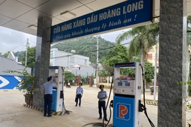 Lực lượng Quản lý thị trường tỉnh Sơn La kiểm tra hoạt động kinh doanh xăng dầu. (Ảnh chỉ mang tính minh họa. Nguồn: QLTT)