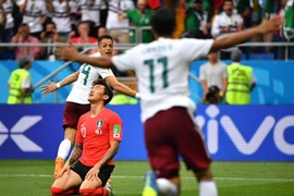 Cầu thủ Javier Hernandez (trái, phía trước), đội tuyển Mexico vui mừng sau khi ghi bàn thắng trong trận đấu với đội Hàn Quốc tại Rostov-on-Don, Nga, ngày 23/6. (Nguồn: THX/TTXVN)