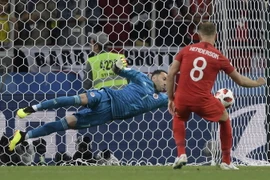 Thủ môn Colombia David Ospina cản được cú sút phạt 11m của trung vệ tuyển Anh Jordan Henderson. (Nguồn: AFP/TTXVN)
