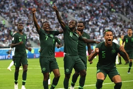 Niềm vui của các cầu thủ Nigeria sau khi ghi bàn vào lưới đối thủ. (Nguồn: THX/TTXVN)