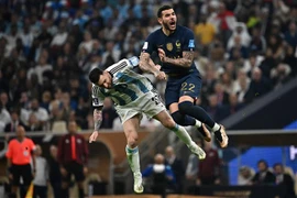 Pha tranh bóng bổng quyết liệt giữa hậu vệ Pháp Theo Hernandez (phải) và tiền đạo Argentina Messi trong trận chung kết World Cup 2022. (Ảnh: AFP/TTXVN)
