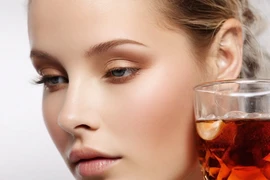 Uống nhiều rượu khiến cơ thể bị mất nước và làn da cũng bị mất nước theo. (Nguồn: Ảnh do AI tạo ra từ Leonardo.AI)