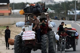 Người dân sơ tán khỏi thành phố Rafah, Dải Gaza ngày 13/2/2024. (Ảnh: THX/TTXVN)