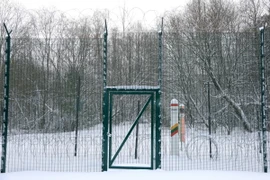Hàng rào thép gai tại làng Kurmelionys, biên giới giữa Litva và Belarus, ngày 22/1//2022. (Ảnh: AFP/TTXVN)