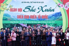 Chủ tịch nước Võ Văn Thưởng và các đại biểu với đại diện đồng bào các dân tộc Việt Nam. (Ảnh: Thống Nhất/TTXVN)