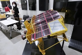Mô hình tàu đổ bộ thông minh khảo sát Mặt Trăng (SLIM) được trưng bày tại cơ sở của Cơ quan Thám hiểm Hàng không Vũ trụ Nhật Bản ở Sagamihara, tỉnh Kanagawa, ngày 19/1/2024. (Ảnh: Kyodo/TTXVN)