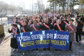 Các bác sỹ tham gia đình công phản đối kế hoạch tuyển thêm sinh viên y khoa tại Yongsan, Hàn Quốc, ngày 25/2/2024. (Ảnh: Yonhap/TTXVN)