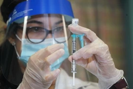Nhân viên y tế chuẩn bị vaccine COVID-19 của Hãng dược phẩm Pfizer tại Trung tâm y tế ở New York, Mỹ ngày 21/12/2020. (Ảnh: AFP/TTXVN)