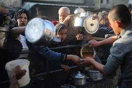 Người dân chờ được phát thực phẩm cứu trợ tại thành phố Rafah, Dải Gaza, ngày 14/3/2024. (Ảnh: THX/TTXVN)