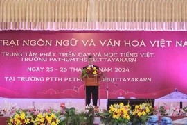 Tổng Lãnh sự Việt Nam tại Khon Kaen, ông Chu Đức Dũng, phát biểu tại hội trại. (Ảnh: TTXVN phát)