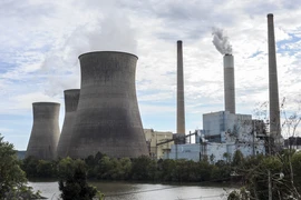 Khí thải phát ra từ nhà máy điện ở Winfield, Tây Virginia, Mỹ. (Ảnh: AFP/TTXVN)
