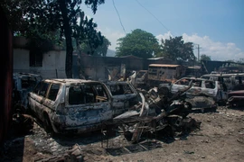 Các phương tiện bị đốt cháy trong bạo lực băng nhóm ở thủ đô Port-au-Prince, Haiti, ngày 25/3/2024. (Ảnh: AFP/TTXVN)