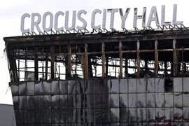 Nhà hát Crocus City Hall ở ngoại ô Moskva, Nga cháy rụi sau vụ tấn công khủng bố, ngày 26/3/2024. (Ảnh: AFP/TTXVN)