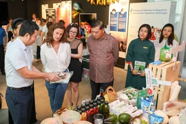 Việt Nam giới thiệu nhiều sản phẩm đặc trưng tới các du khách tham dự Lễ hội. (Ảnh: Lê Dương/TTXVN)