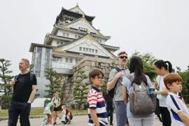 Khách du lịch tham quan Thành Osaka ở Osaka, Nhật Bản. (Ảnh: Kyodo/TTXVN)