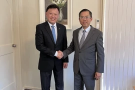Đại sứ Phạm Hùng Tâm và ông Francis Wong tại buổi tiếp. (Ảnh: TTXVN phát)