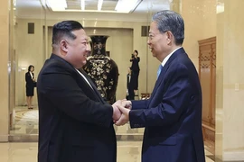 Nhà lãnh đạo Triều Tiên Kim Jong Un và Ủy viên Thường vụ Bộ Chính trị Trung ương Đảng Cộng sản Trung Quốc, Ủy viên trưởng Ủy ban Thường vụ Đại hội Đại biểu Nhân dân (Nhân Đại) Toàn quốc Trung Quốc Triệu Lạc Tế. (Nguồn: Xinhua)