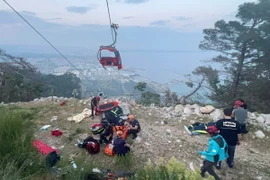 Lực lượng cứu hộ giải cứu các hành khách mắc kẹt trên cáp treo hỏng tại thành phố nghỉ dưỡng Antalya, miền Nam Thổ Nhĩ Kỳ ngày 12/4/2024. (Ảnh: AFP/TTXVN)