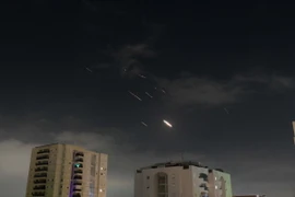 Hệ thống phòng không của Israel đánh chặn vụ tấn công bằng tên lửa trên bầu trời Tel Aviv ngày 14/4/2024. (Ảnh: THX/TTXVN)