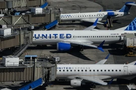 Máy bay của hãng hàng không United Airlines tại sân bay quốc tế Newark Liberty ở New Jersey, Mỹ. (Ảnh: AFP/TTXVN)