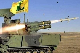 Lực lượng Hezbollah tại Liban phóng tên lửa nhằm vào một căn cứ quân sự của Israel trên vùng đất chiếm đóng al Motellah. (Ảnh: IRNA/TTXVN)