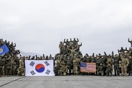 Binh sỹ Mỹ và Hàn Quốc tham gia tập trận bắn đạn thật taị Pocheon, gần khu vực biên giới liên Triều. (Ảnh: YONHAP/TTXVN)