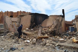 Nhà bị phá hủy trong vụ tấn công do các phần tử cực đoan tiến hành tại Gao, Mali. (Ảnh: AFP/TTXVN)